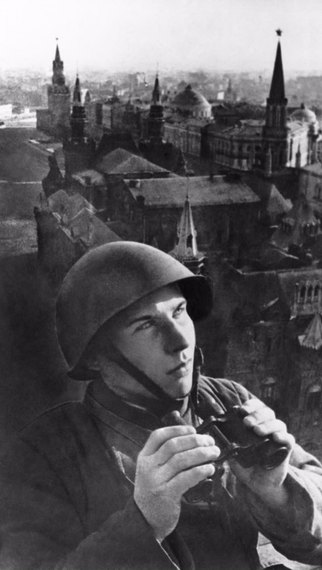 Воздушный наблюдатель на крыше гостиницы «Москва». Осень, 1941 г.