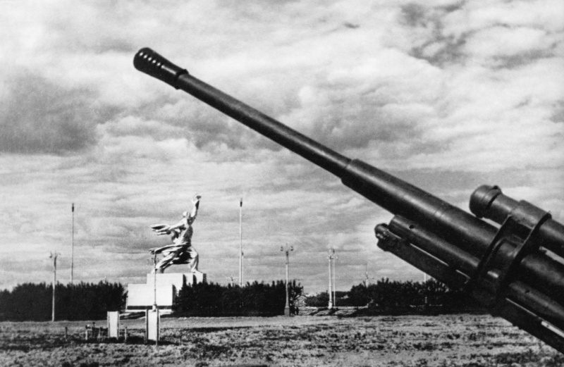 85-мм зенитная пушка 52-К на фоне памятника «Рабочий и колхозница». Октябрь, 1941 г.