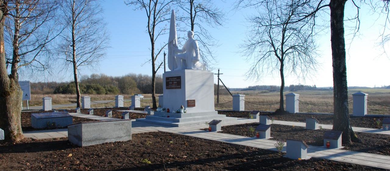 п. Майшягала Вильнюсского р-на. Памятник на воинском кладбище, где захоронены 330 воинов, в т.ч. 217 неизвестных, 5-й армии, которые погибли под Майшягалой, отражая контратаки противника.
