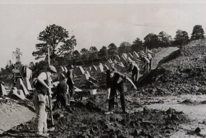 Строительство противотанкового заграждения «зубы дракона». 1938 г.