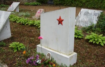 Надгробный памятник на могиле лётчиков.
