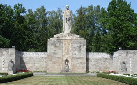 Памятник «Мать Латвия».