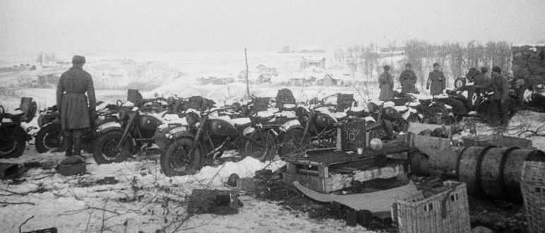 Брошенные мотоциклы BMW под Сталинградом. 1943 г.