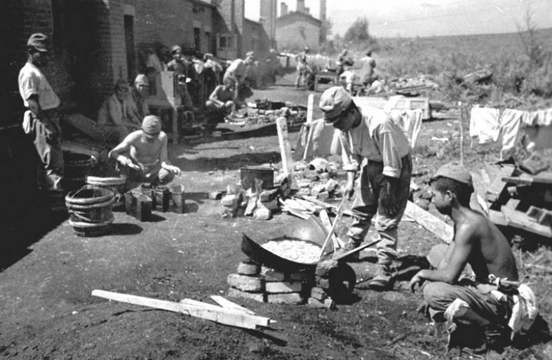 Японские военнопленные в лагере. Маньчжурия. 1945 г.