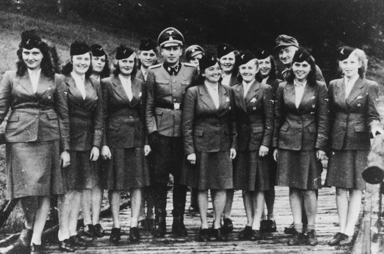 Официальные сотрудницы немецкого борделя в униформе. 1942 г.