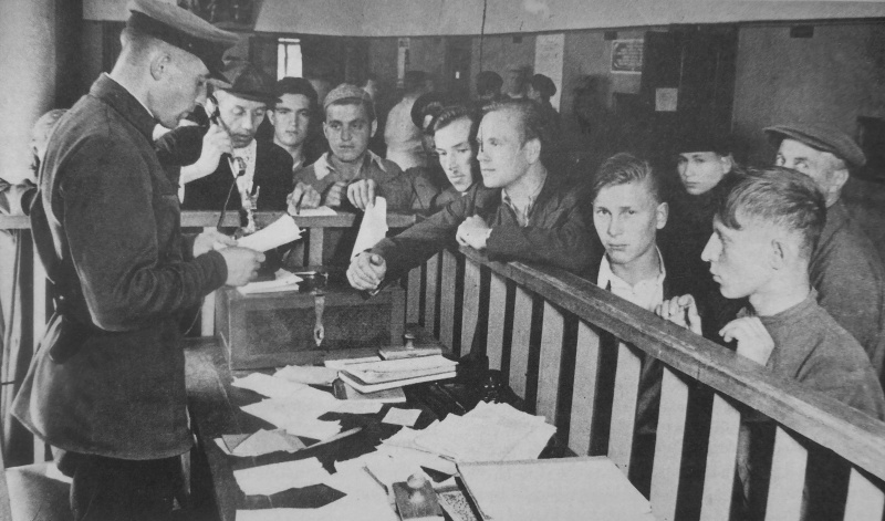 Запись добровольцев в Красную армию в Октябрьском райвоенкомате. 23 июня 1941 г.