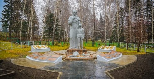 с. Старобелокуриха Алтайского р-на. Мемориальный комплекс воинам, погибшим в годы войны.