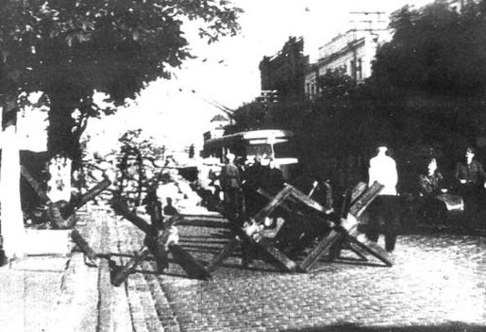 Заграждения на улице Ленина возле пересечения с улицей Лысенко. Август,1941 г.