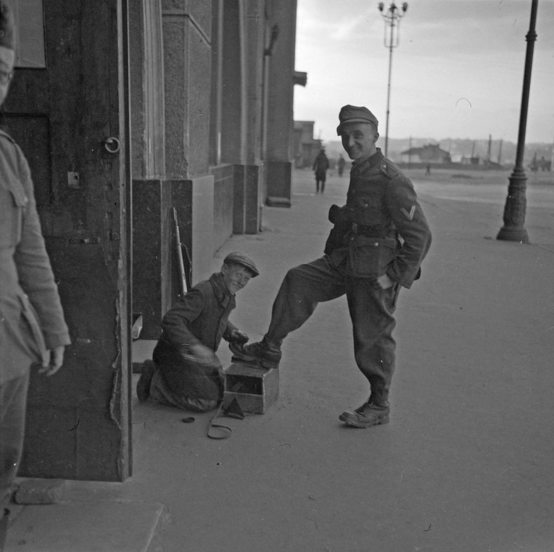 Подростки на заработках. 1942 г.
