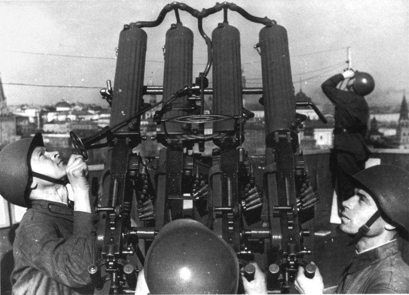 Расчет зенитной установки на крыше концертного зала им. Чайковского. Осень, 1941 г.