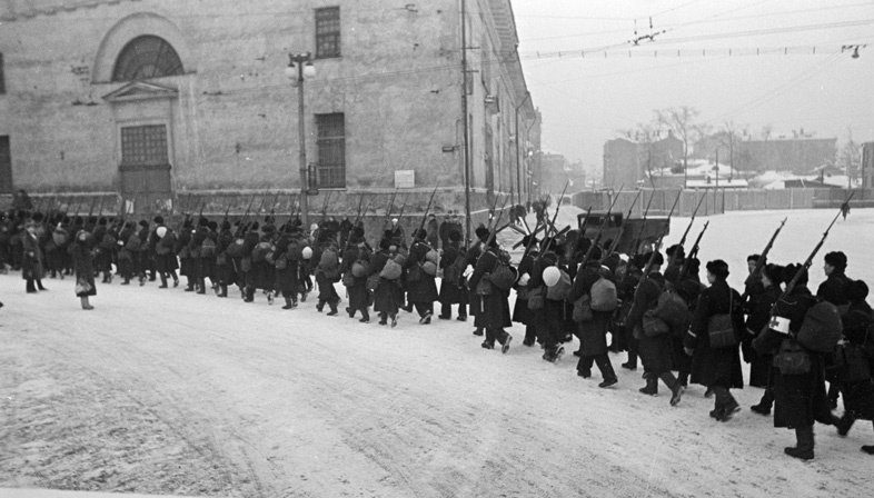 Резервы идут на фронт. Зубовский бульвар. Ноябрь, 1941 г.