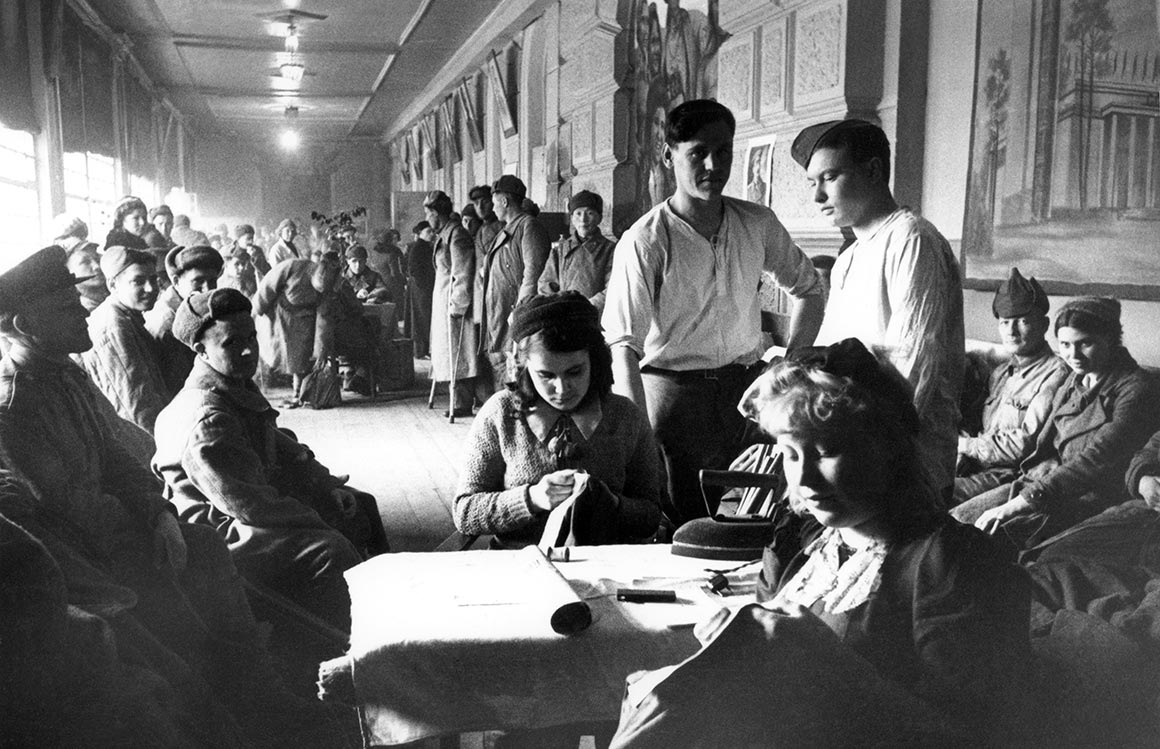 Пункт распределения раненых на Ярославском вокзале. Весна, 1943 г.