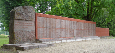 п. Вецумниеки. Памятник на воинском кладбище, где похоронено 503 воина, погибших в 1944 году.