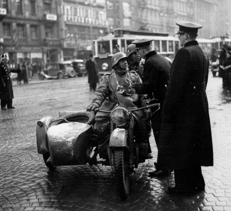 Немецкая мотопехота в Праге. 1938 г.