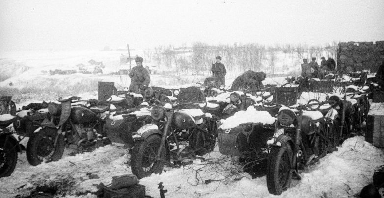 Брошенные мотоциклы BMW под Сталинградом. 1943 г.