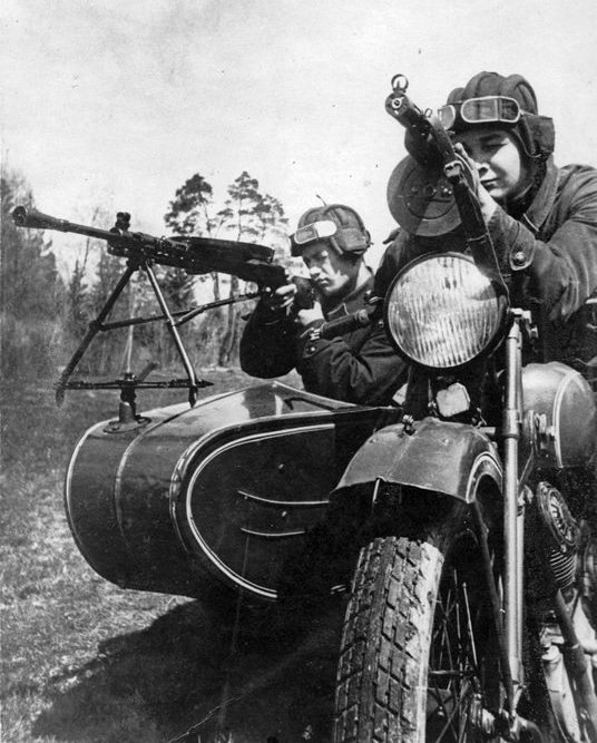 Красноармейцы на мотоцикле ТИЗ АМ-600. 1941 г.