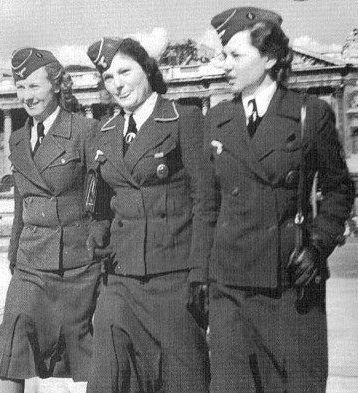 Официальные сотрудницы немецкого борделя в униформе. 1942 г.
