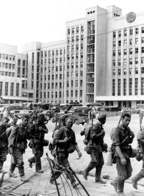 Немецкие вояки перед Домом Правительства. Июнь, 1941 г.