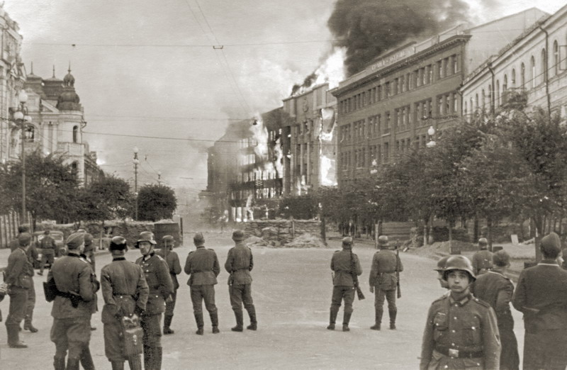 Оцепление района пожара. Объятые огнем дома на Прорезной. 24 сентября 1941 г.