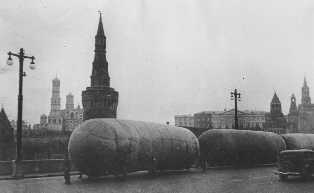 Газгольдеры для заправки аэростатов воздушного заграждения на Москворецком мосту. Осень, 1941 г.