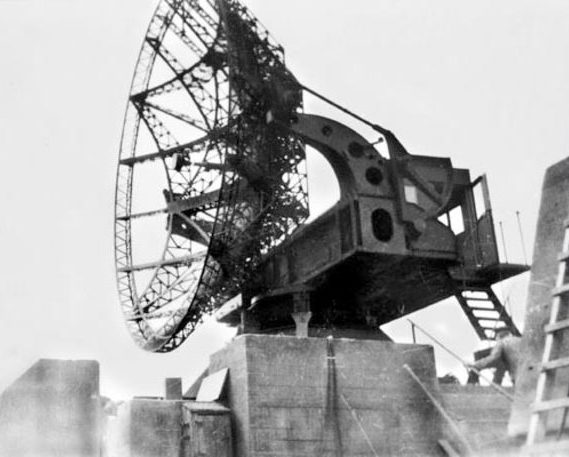 Радар «Wüzburg-Riese» на крыше зенитной башни.