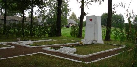п. Курмене, край Вецумниеку. Памятник, установленный на воинском кладбище, где похоронено 95 воинов, в т.ч. один неизвестный, погибших в годы войны. 