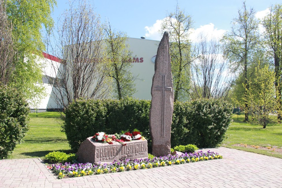 г. Елгава. Памятник установлен на углу улиц Рупниецибас и Терветес латышским легионерам СС.