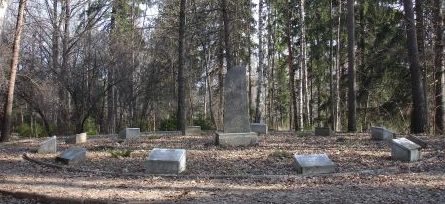 п. Приекули. Памятник на воинском кладбище, где похоронен 271 советский воин, в т.ч. 163 неизвестных. На братской могиле по кругу установлено 12 памятных плит из белого и серого камня на высоких бетонных основаниях. 