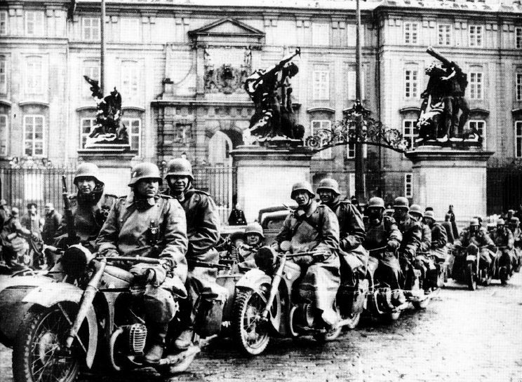 Немецкая мотопехота в Праге. 1938 г.