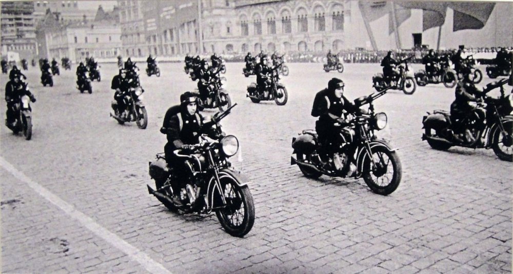 Мотоцикл ТИЗ АМ-600 на Красной площади. Москва. 1940 г.