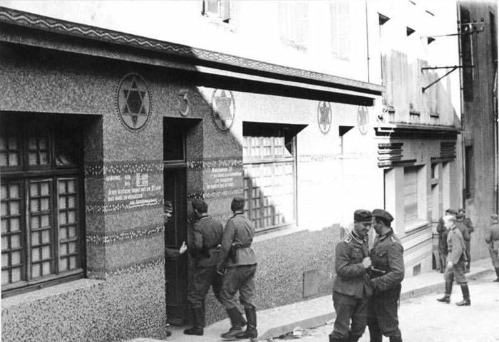 Бордель для немецких солдат в здании бывшей синагоги. Франция. 1940 г.