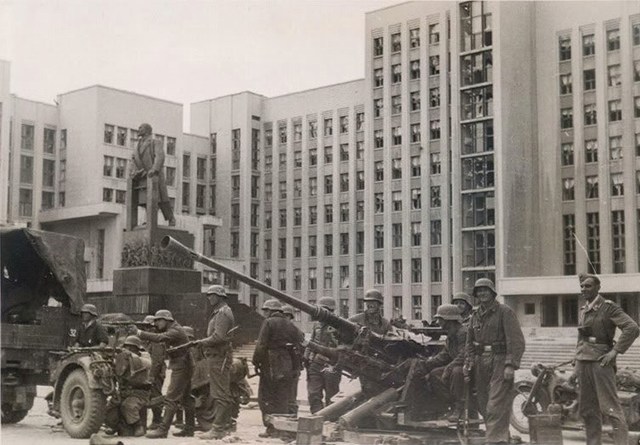 Немецкие вояки перед Домом Правительства. Июнь, 1941 г.