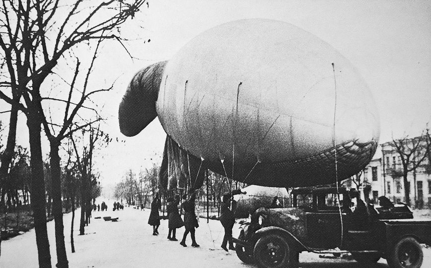 Аэростат воздушного заграждения на Тверском бульваре. Осень, 1941 г.