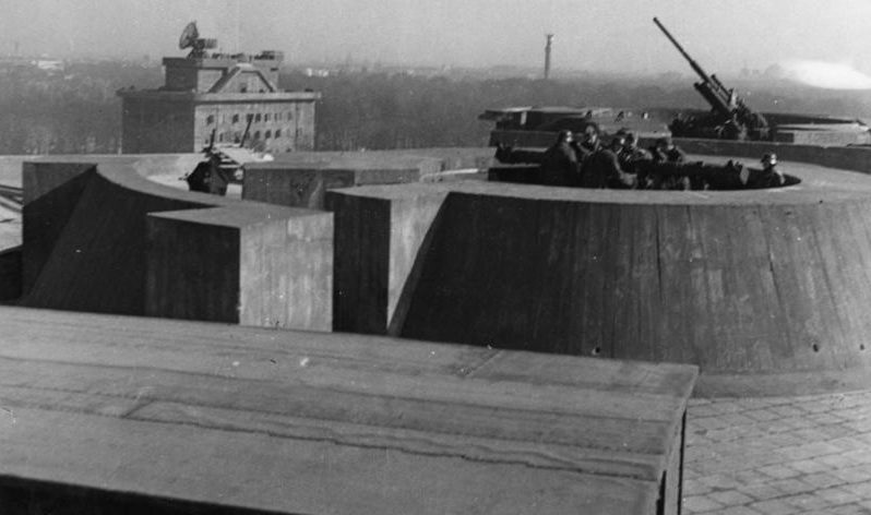 Позиция расчета дальномера и зенитного орудия на боевой башне. На заднем плане видна башня управления с радаром «Würzburg».