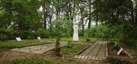 п. Лиепкалны, волость Валлес, край Вецумниеку. Памятник на воинском кладбище, где похоронено 115 советских воинов, в т.ч. 12 неизвестных. 