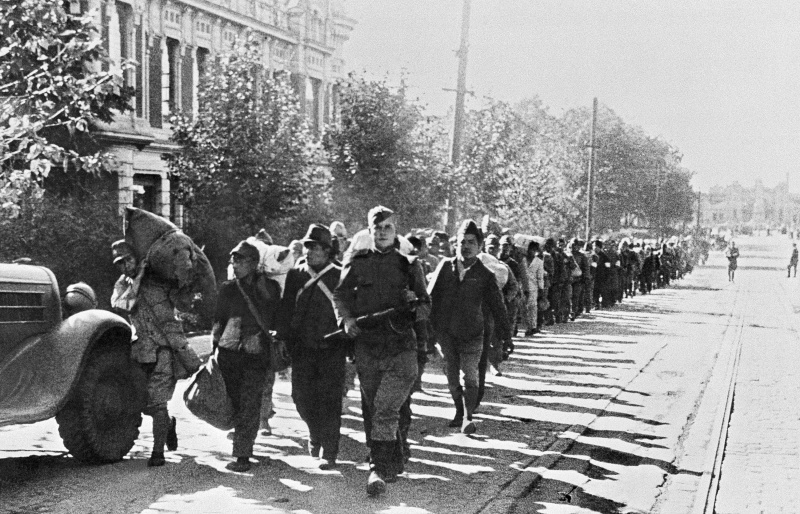 Колонна пленных японских солдат на улице Харбина. Сентябрь, 1945 г.