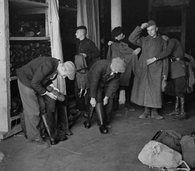 Новобранцы получают униформу. 24 июня 1941 г.
