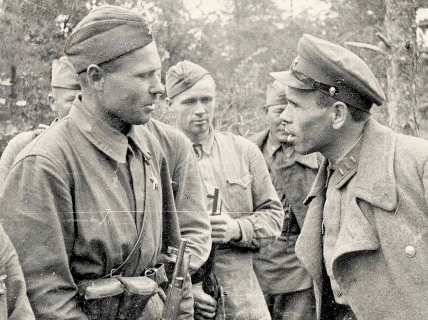 Комиссар дивизии И.Остяков со снайпером Т.Поповым.
