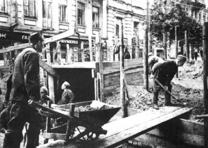 Строительство оборонительных сооружений на Лютеранской. 1941 г.