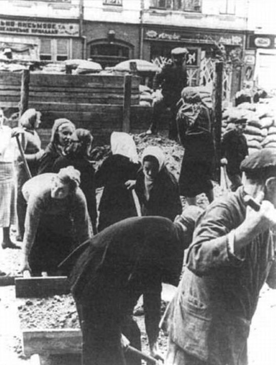 Киевляне разбирают оборонительные сооружения на Крещатике. 21-23 сентября 1941 г.