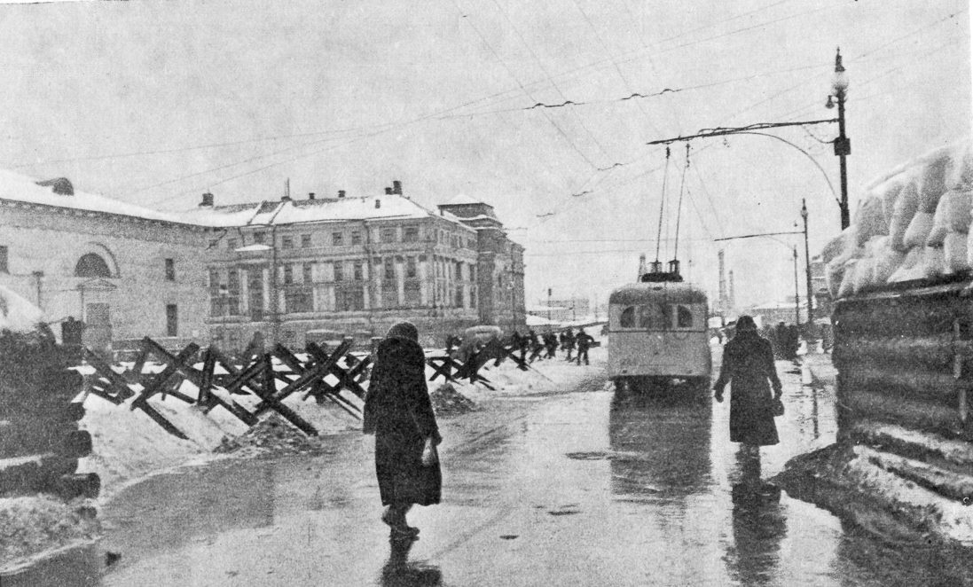 Баррикады на Садовом кольце, около Крымского моста. Зима 1941 г.