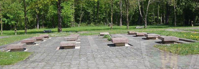 Мемориальные плиты на могилах Героев Советского Союза.