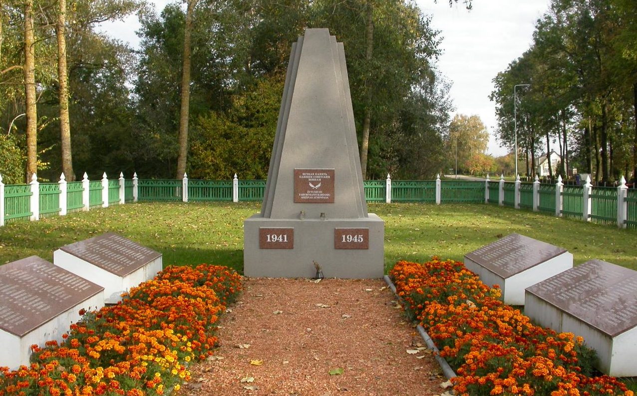 м. Гришкабудис Шакяйского р-на. Братская могила по улице Ритог, в которой покоятся останки 482 воинов 45-го стрелкового корпуса, в т.ч. 151 неизвестного.