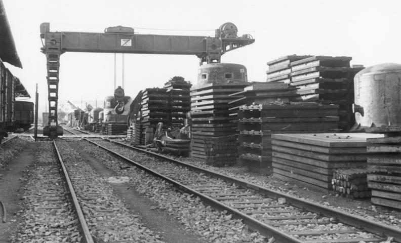 Готовые конструкции на железнодорожной станции для строительства укреплений. Октябрь, 1939 г.