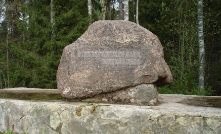 Памятник на воинском братском кладбище.