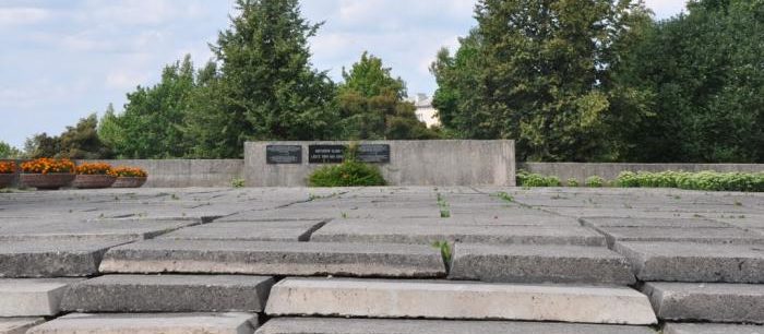 г. Резекне. Мемориал на месте лагеря военнопленных Шталага 340. Вдоль части юго-западной и северо-западной сторон мемориала сооружена стена, на которой размещены 3 памятные плиты. На воинском братском кладбище похоронено 35 тысяч советских воинов, погибших в нацистском плену в 1941-1944 годах. 