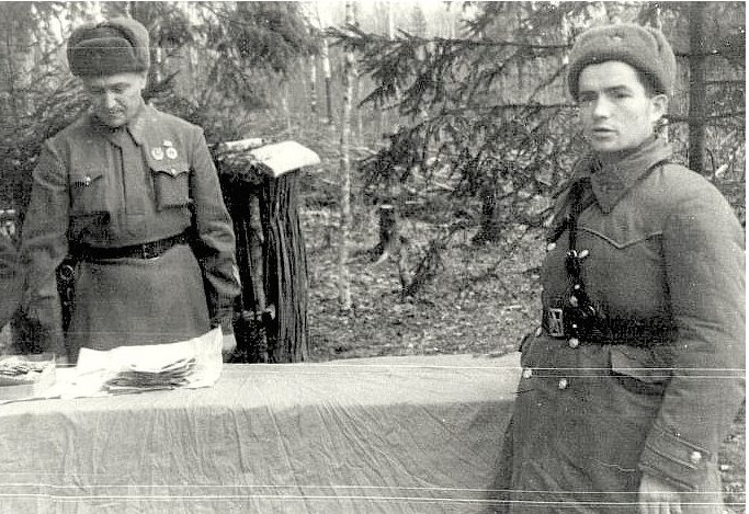 Вручение награды Изегову Ивану Романовичу, который одержал 172 победы. 1942 г.
