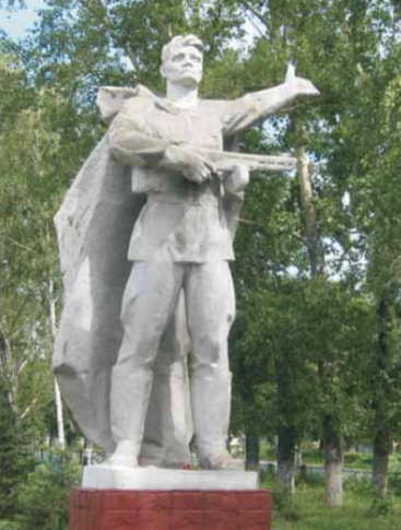 Скульптура солдата.