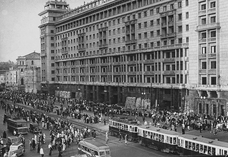 После отбоя воздушной тревоги люди покидают станцию метро «Площадь Свердлова» и ждут транспорт у гостиницы «Москва». 25 июля 1941 г.