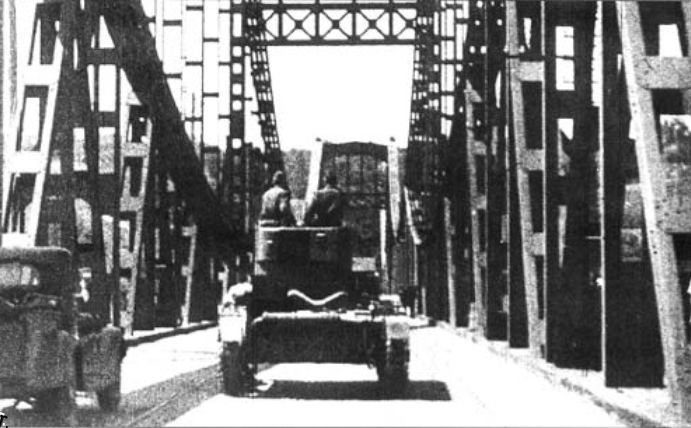 Т-26 на мосту им. Е. Бош, 1941 год. Мост был взорван в сентябре 1941-го отступающими красноармейцами и восстановлен уже никогда не был. На этом месте сейчас стоит мост Метро.
